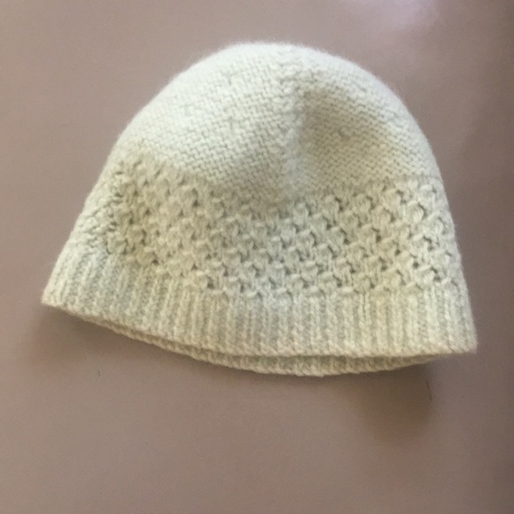 Cream color handwoven Irish wool hat with tassel - Picture 3 of 4